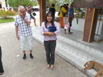 Puket Explorer  Wat Chalong Tempel Herr Zimmermann und unsere Reiseleiterin (TH).